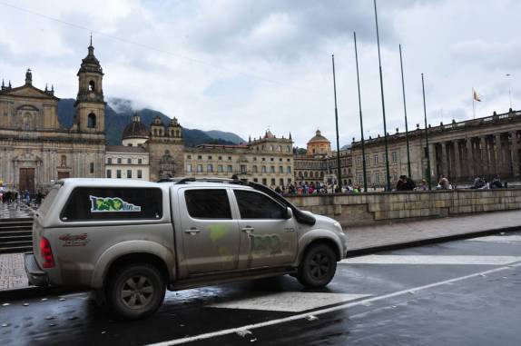Fiona em plena praça Simón Bolívar, bem no centro de Bogotá, na Colômbia